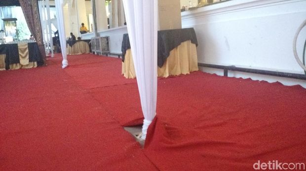 Melihat Karpet Pernikahan Kahiyang yang Disebut Seskab Mengelupas