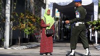 Polisi militer berjaga di depan tenda.