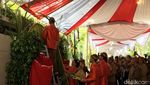 Foto: Momen Jokowi Pasang Bleketepe untuk Pernikahan Kahiyang