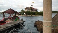 Richart pun sangat terbuka bagi siapa pun yang ingin tahu atau mau berkunjung ke pulaunya. Menarik sekali ya pulau milik Richart itu! (@Joyxee Island/Facebook)