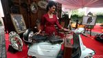 Dua Vespa Antik Hiasi Gedung Pernikahan Kahiyang Ayu-Bobby
