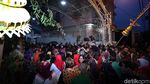 Relawan Berjejalan Saat Masuk ke Rumah Jokowi