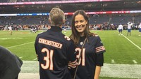 Bersama sang suami, Ivanovic kerap menonton pertandingan-pertandingan olahraga populer di AS, misalnya American Football. Namanya juga keluarga atlet ya, hiburannya nggak jauh-jauh juga dari olahraga. (Foto: Instagram @anaivanovic)