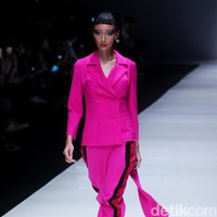 Koleksi terbaru dari Jeffry Tan setelah 8 tahun berkarya di industri fashion, dengan mengangkat tema Prime di Jakarta Fashion Week 2018, Senayan City, Jakarta, Rabu (25/10/2017). Foto: Mohammad Abduh/Wolipop