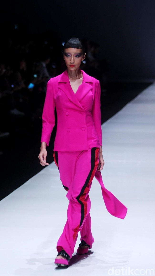 Koleksi terbaru dari Jeffry Tan setelah 8 tahun berkarya di industri fashion, dengan mengangkat tema Prime di Jakarta Fashion Week 2018, Senayan City, Jakarta, Rabu (25/10/2017). Foto: Mohammad Abduh/Wolipop