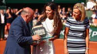 Ivanovic mendapatkan penghargaan di Prancis Terbuka 2017 lalu sebagai salah satu juara di sana. Lapangan tanah liat memang jadi lapangan andalannya. (Foto: Clive Brunskill/Getty Images)
