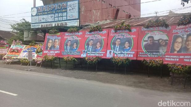 Karangan bunga di lokasi pernikahan Kahiyang / 