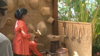 Saat Jokowi dan Iriana melakoni prosesi cethik geni (menyalakan api dapur) (Foto: Dok. allseasons)