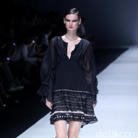 Koleksi terbaru dari Jeffry Tan setelah 8 tahun berkarya di industri fashion, dengan mengangkat tema Prime di Jakarta Fashion Week 2018, Senayan City, Jakarta, Rabu (25/10/2017). Foto: Mohammad Abduh/Wolipop