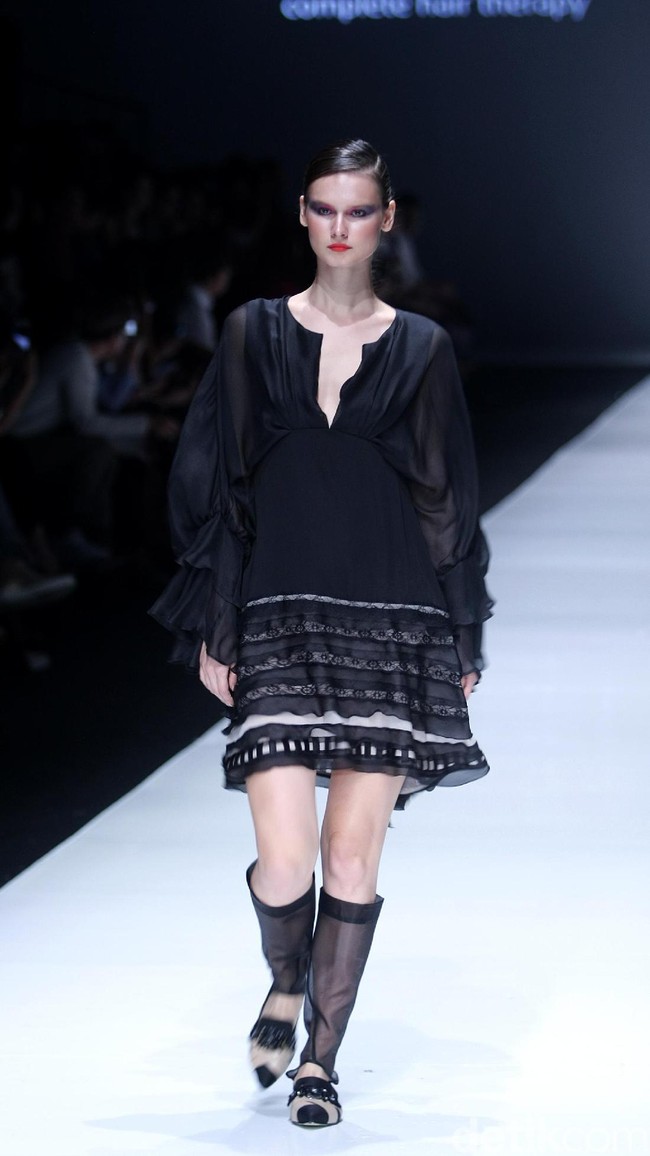 Koleksi terbaru dari Jeffry Tan setelah 8 tahun berkarya di industri fashion, dengan mengangkat tema Prime di Jakarta Fashion Week 2018, Senayan City, Jakarta, Rabu (25/10/2017). Foto: Mohammad Abduh/Wolipop