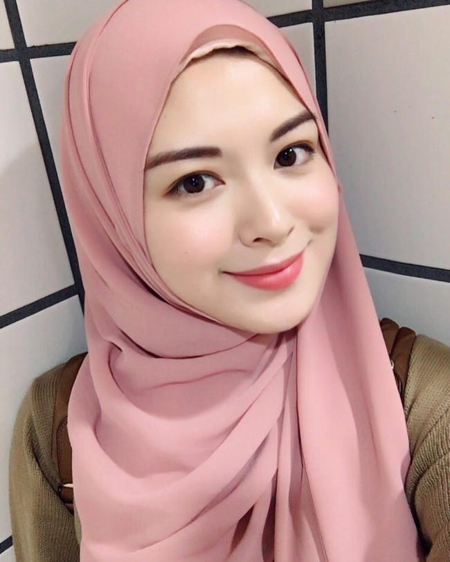 Ayana Jihye Moon memutuskan untuk belajar agama Islam lewat internet dan kegiatan yang terkait dengan muslim. Ayana juga pernah mengatakan bahwa keluarga selalu mendukung agama yang menjadi pilihannya. Foto: Dok. Instagram @xolovelyayana
