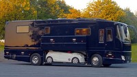 Caravan sepanjang 12 meter ini, didesain tidak sekedar rumah berjalan biasa saja. Tetapi caravan ini juga memiliki garasi sendiri lho! (Volkner Mobil)