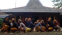 Kaum Adat Bonokeling merupakan masyarakat adat Jawa kuno yang saat ini masih bertahan di tengah arus modernisasi. Salah satu adat kebudayaan kaum Bonokeling adalah unggah unggahan di mana ribuan anak putu Bonokeling seperti wanita berbalut kemben dan selendang putih putih yang melingkari pundaknya dan pria yang menggunakan iket (kain di kepala) serta kain melakukan ritual mendoakan para leluhur dan membersihkan batin mereka saat menjelang bulan Ramadhan di komplek makam Bonokeling.