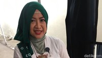 Salah satu tamu yang memandikan Kahiyang menunjukkan bingkisan dari keluarga Jokowi. (Foto: Bayu Isnanto)