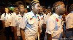 Relawan Berjejalan Saat Masuk ke Rumah Jokowi