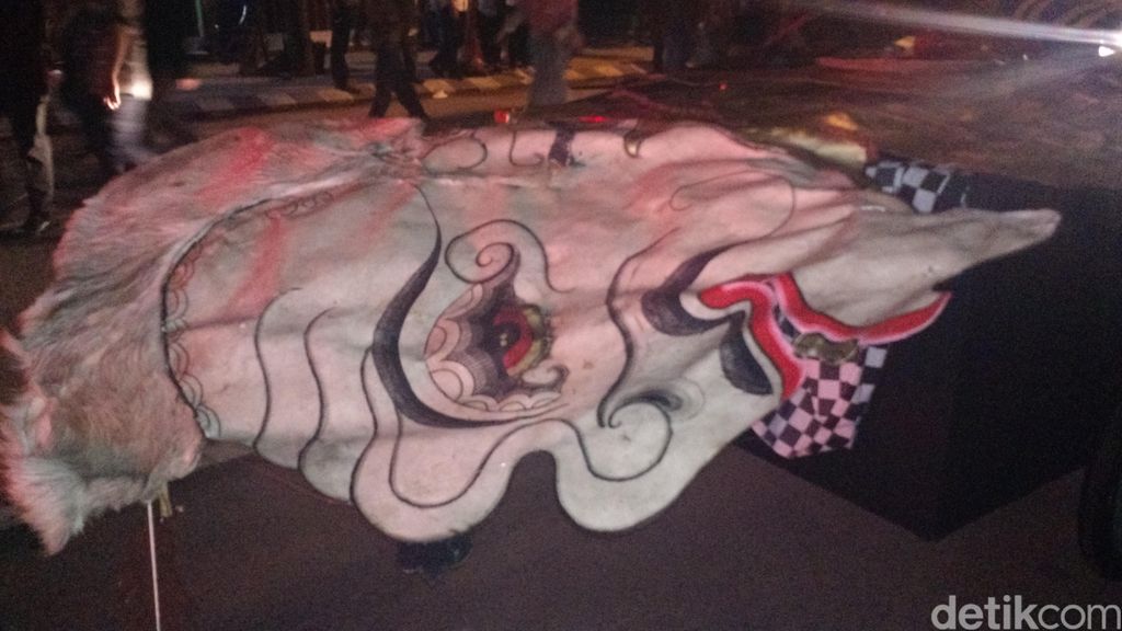 Wayang kulit Semar raksasa di depan Graha Saba Buana, Selasa (7/11/2017)