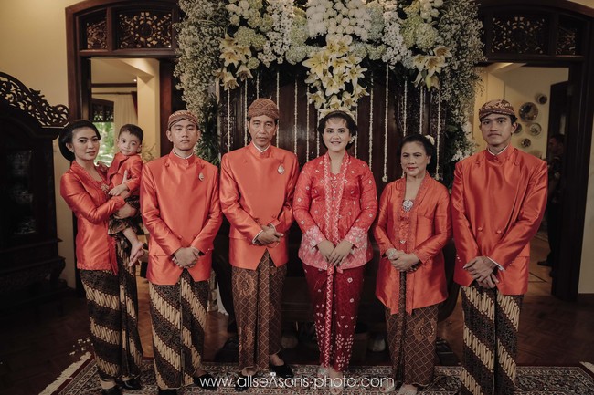 Adalah Tuty Adib, desainer di balik kebaya prosesi siraman, midodareni hingga resepsi Kahiyang dan juga baju untuk keluarga inti. Kepada Wolipop, Tuty mengungkap konsep di balik busana rancangannya, mulai dari pilihan warna hingga detail yang ia selipkan. Foto: Dok. allseasons