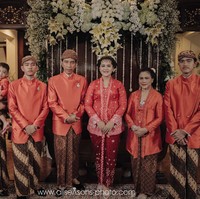 Adalah Tuty Adib, desainer di balik kebaya prosesi siraman, midodareni hingga resepsi Kahiyang dan juga baju untuk keluarga inti. Kepada Wolipop, Tuty mengungkap konsep di balik busana rancangannya, mulai dari pilihan warna hingga detail yang ia selipkan. Foto: Dok. allseasons