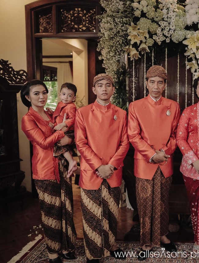 Menyempurnakan gayanya, riasan tradisional lengkap dengan paes siraman yang belum terpulas penuh. Sementara itu, tak tampak polesan wajah yang terlalu menonjol di area wajah, memancarkan kecantikan Kahiyang yang natural. Foto: Dok. allseasons