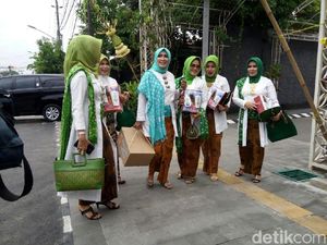 Ibu-ibu Tamu Siraman Kahiyang Dapat Bingkisan Alat Mandi