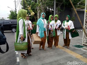 Ibu-ibu Tamu Siraman Kahiyang Dapat Bingkisan Alat Mandi