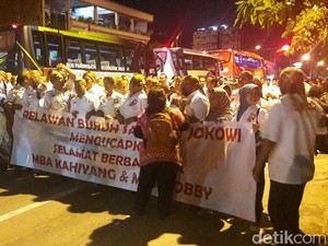 Rombongan Buruh Ini Demo ke Rumah Jokowi