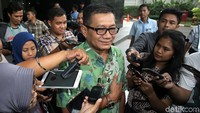 Agun memberikan keterangan sebelum meninggalkan gedung KPK.