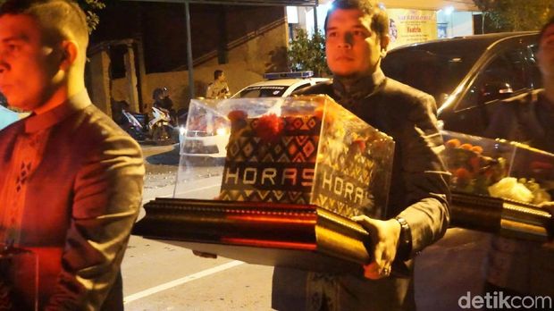 Rombongan keluarga Bobby Nasution membawakan peningset untuk Kahiyang (Foto: Danu Damarjati/detikcom)