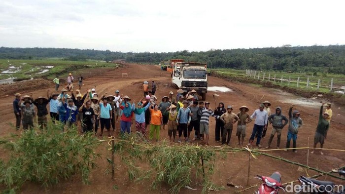 Puluhan Warga Hentikan Pembangunan Tol Ruas Salatiga-Boyolali