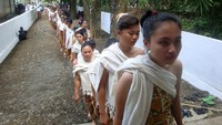 Saat Islam masuk pada abad ke-16, prosesi ini disamakan dengan ritual sadran, tradisi menengok dan membersihkan makam leluhur sebelum bulan puasa. Dalam prosesi ini, para peziarah adalah pengikut Bonokeling dari beberapa desa di Kabupaten Cilacap.  
