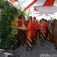 Presiden Joko Widodo dan keluarga tampil segar dalam balutan busana serba oranye saat melakukan prosesi pemasangan bleketepe dan siraman jelang pernikahan Kahiyang Ayu. Tampak Jokowi dan kedua putranya, Gibran dan Kaesang serta sang cucu, Jan Ethes, kompak memakai beskap berwarna oranye. (Foto: Ray Jordan/detikcom)