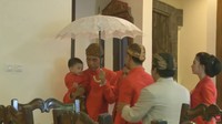 Sebelum prosesi berjualan dawet, Jokowi sempat terlihat menggendong cucunya.