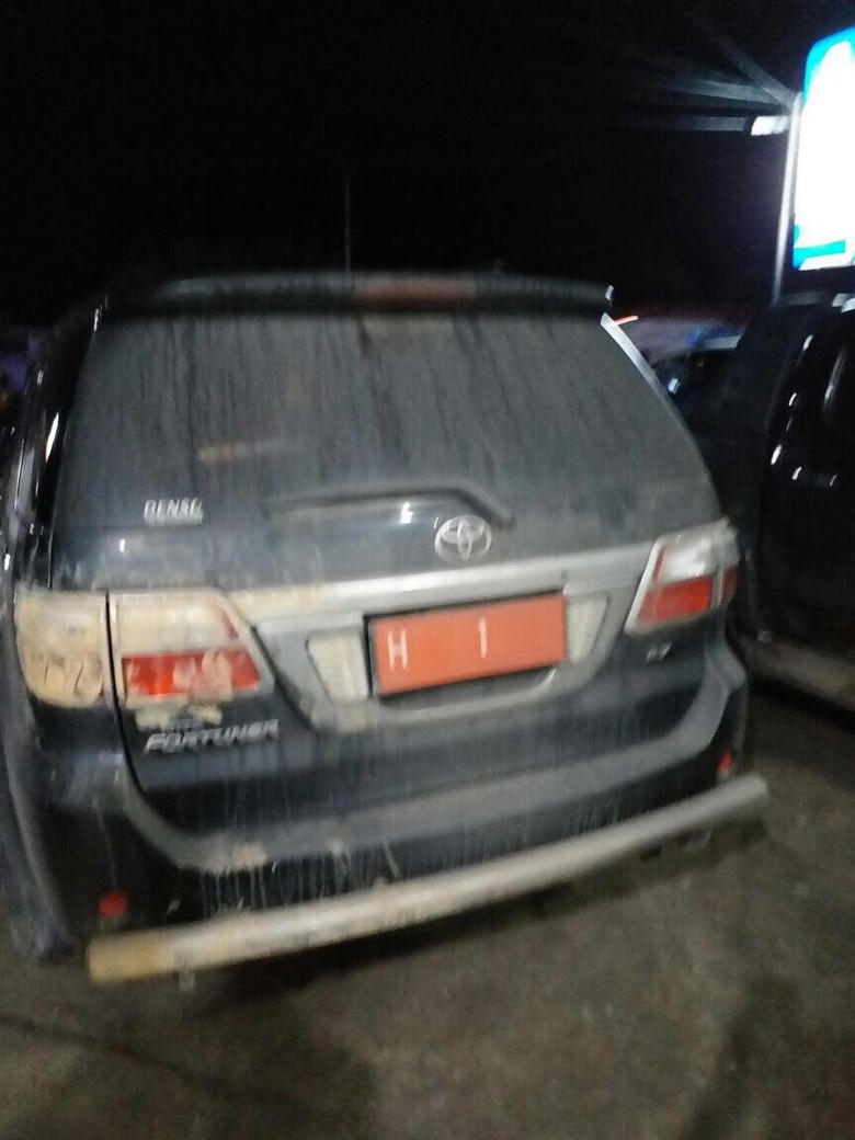 Mobil Ganjar Terperosok Kubangan Lumpur saat Berkunjung ke Sumbar Mobil Ganjar Terperosok Kubangan Lumpur saat Berkunjung ke Sumbar