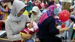Lucunya Bayi yang Ikut Pijat Massal di Kemenkes