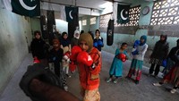 Di Kota Karachi sebuah camp petinju wanita pertama kali digelar oleh Sindh Boxing Association pada bulan Oktober. Acara ini didukung langsung oleh pemerintah untuk para wanita dan olahraga (Akhtar Soomro/Reuters)