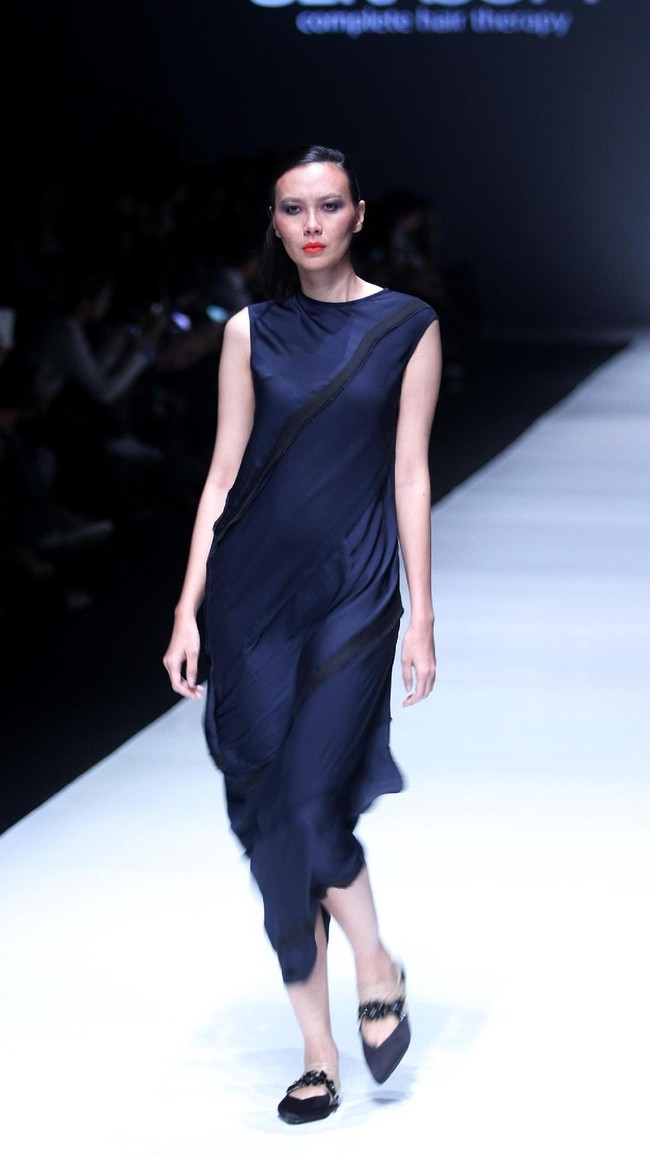 Koleksi terbaru dari Jeffry Tan setelah 8 tahun berkarya di industri fashion, dengan mengangkat tema Prime di Jakarta Fashion Week 2018, Senayan City, Jakarta, Rabu (25/10/2017). Foto: Mohammad Abduh/Wolipop