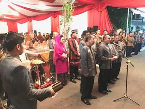 Bobby dan Keluarga Tinggalkan Rumah Jokowi Bawa Angsul-angsul