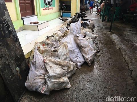 Genangan air laut sudah surut dari permukiman RT 03 RW 03 Luar Batang, Penjaringan, Jakut, Selasa (7/11/2017)