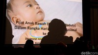 Pijat bayi massal ini dalam rangka menyambut Hari Kesehatan Nasional.