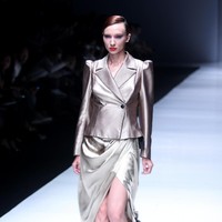 Koleksi terbaru dari Jeffry Tan setelah 8 tahun berkarya di industri fashion, dengan mengangkat tema Prime di Jakarta Fashion Week 2018, Senayan City, Jakarta, Rabu (25/10/2017). Foto: Mohammad Abduh/Wolipop