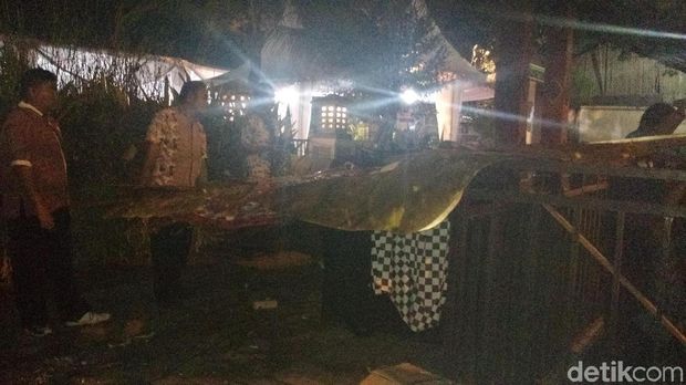  Wayang kulit Semar raksasa di depan Graha Saba Buana, Selasa (7/11/2017)