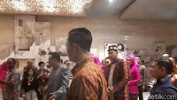 Keluarga Bobby yang perempuan memakai kebaya brokat berwarna shocking pink dengan berbagai model. Kebaya itu dipadukan dengan kain Mandailing. Sementara itu, keluarga yang pria memakai kemeja abu-abu. Foto: Sukma/detikcom