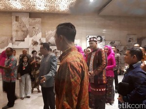 Gagahnya Bobby Berkain Mandailing ke Acara Midodareni Kahiyang