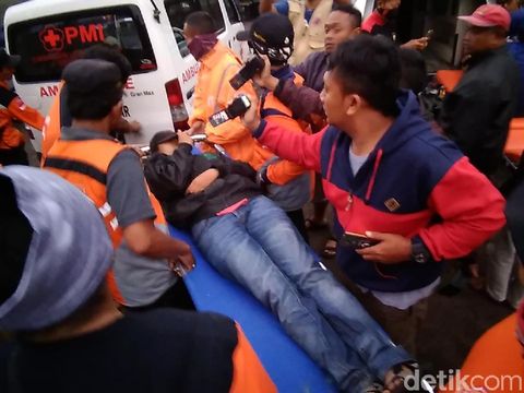 Pendaki yang kondisinya lemah dibawa ke rumah sakit/