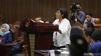 Ketua Yayasan Lembaga Bantuan Hukum Indonesia (YLBHI) Asfinawati saat memberikan pendapatnya.