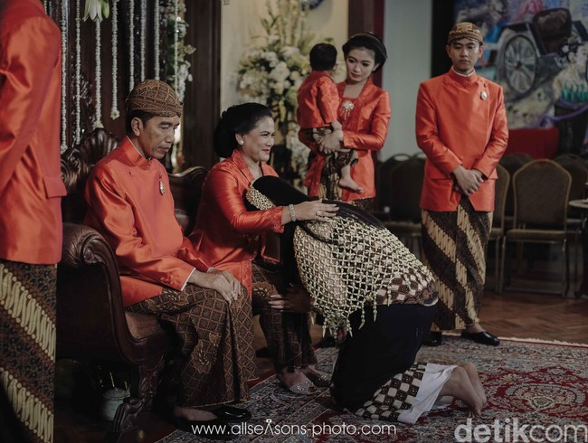 Diceritakan Tuty, ketika prosesi siraman berlangsung, Kahiyang dibalut batik poleng perpaduan hitam, putih dan coklat tanah. Setelah siraman, ia mengganti kain batik dengan kebaya jumputan yang juga rancangan Tuty Adib. Foto: Dok. allseasons