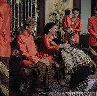 Diceritakan Tuty, ketika prosesi siraman berlangsung, Kahiyang dibalut batik poleng perpaduan hitam, putih dan coklat tanah. Setelah siraman, ia mengganti kain batik dengan kebaya jumputan yang juga rancangan Tuty Adib. Foto: Dok. allseasons