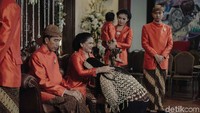 Momen haru terjadi saat ritual sungkem. Kahiyang mencium tangan dan sungkem di depan Jokowi dan Iriana (Foto: Dok. allseasons)