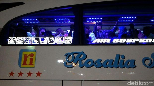 Para relawan rela berdiri di dalam bus demi menghadiri midodareni Kahiyang