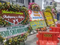 Karangan bunga di lokasi pernikahan Kahiyang / 